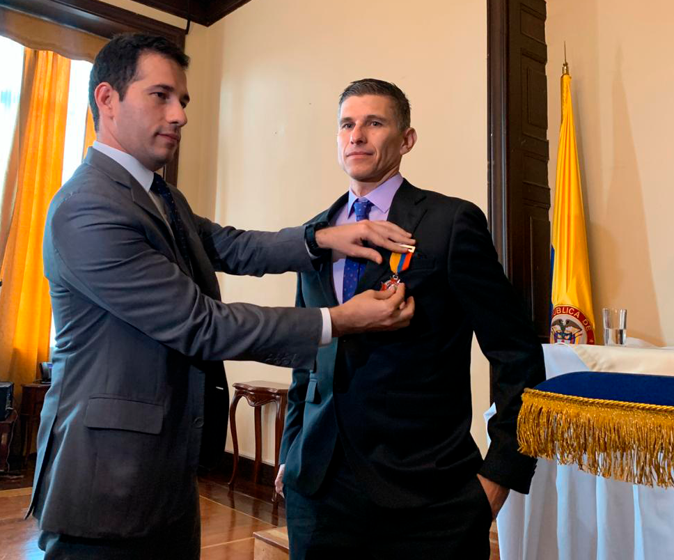 Luis Fernando Saldarriaga Gaviria graduado del Poli, recibió la condecoración Orden de la Democracia Simón Bolívar