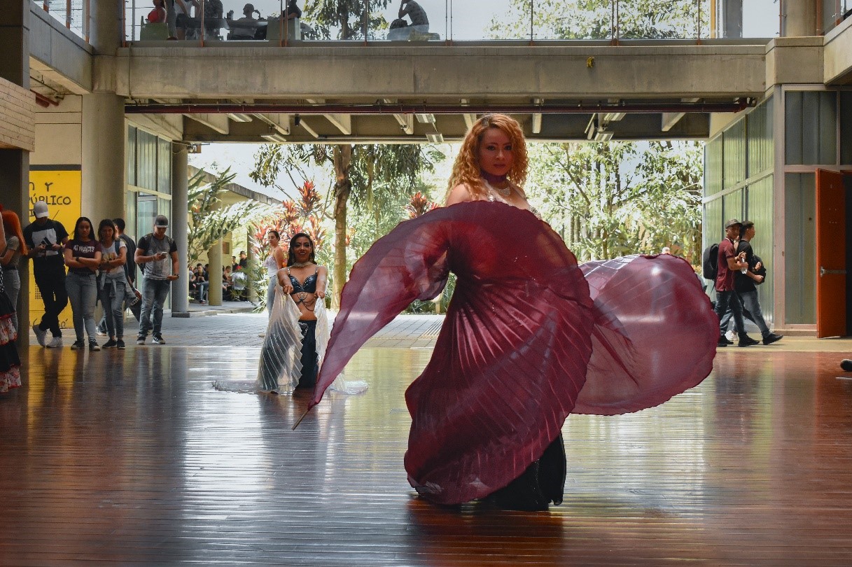 Al ritmo de flamenco, danza árabe y un taller de manualidades, se promocionan los Talleres de Formación Artística y Cultural en el POLI