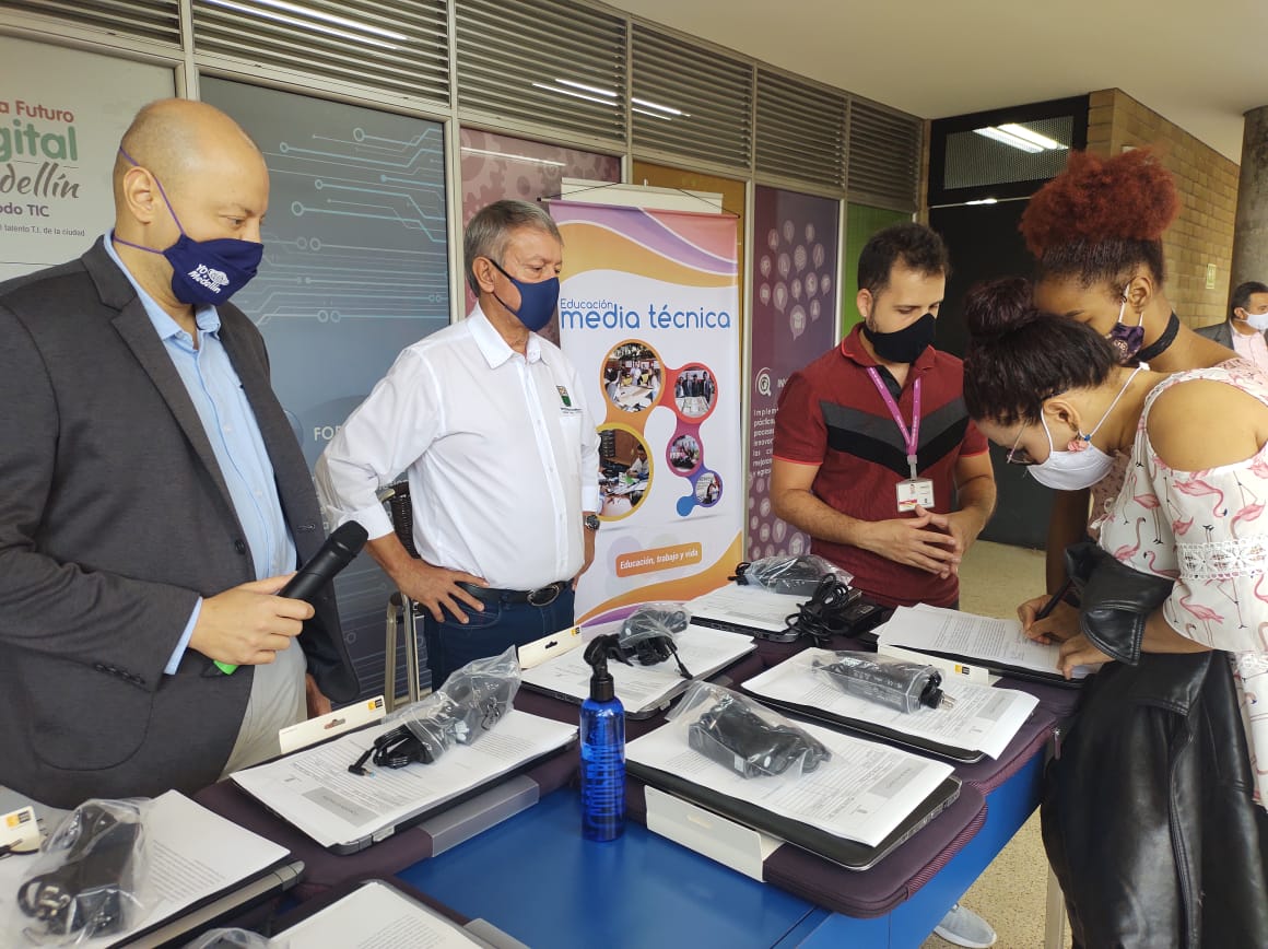 Equipos de cómputo y tarjetas de conectividad, fueron entregados a estudiantes de la Media Técnica del POLI, articulados con el Municipio de Medellín