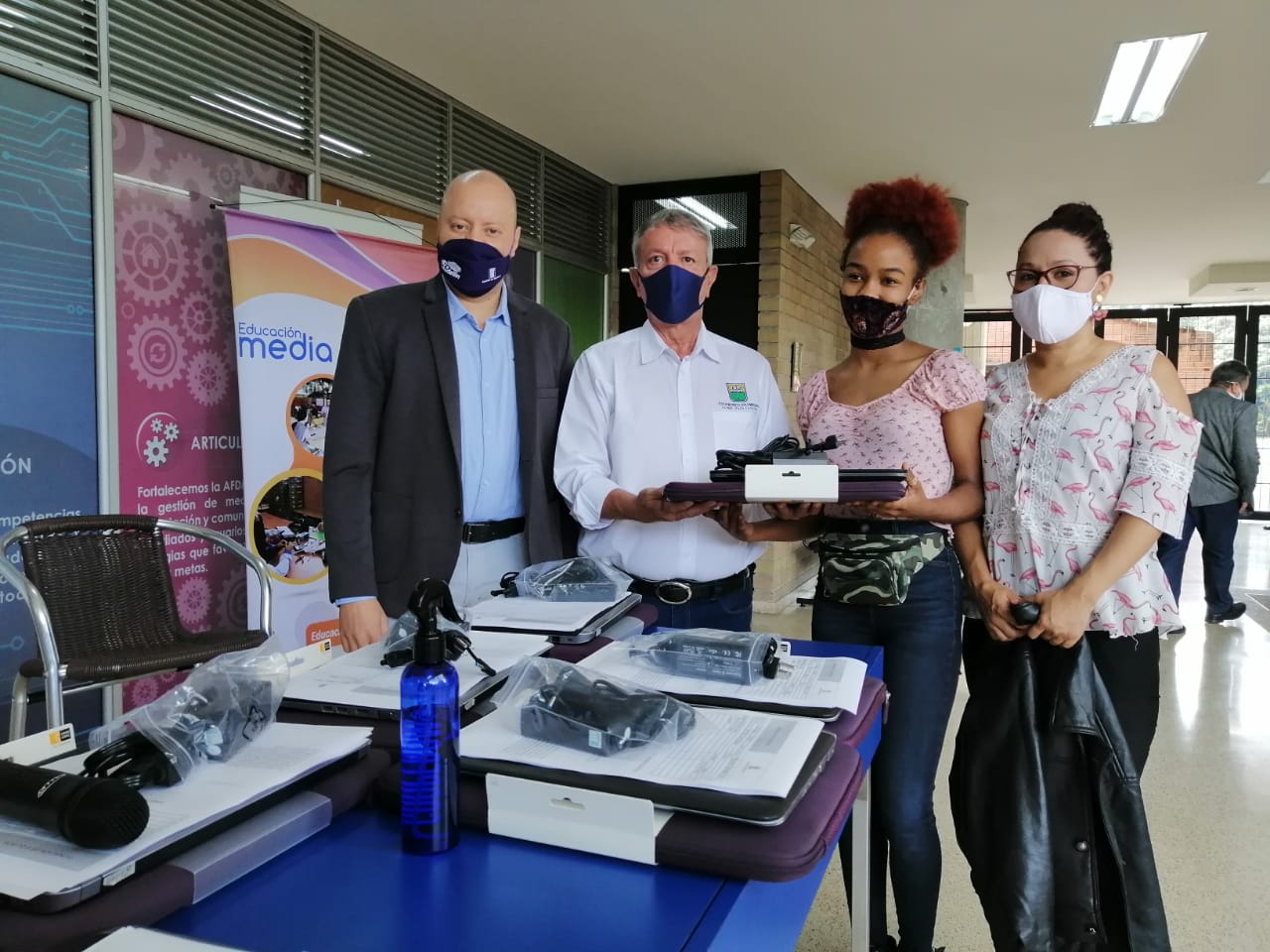 Equipos de cómputo y tarjetas de conectividad, fueron entregados a estudiantes de la Media Técnica del POLI, articulados con el Municipio de Medellín