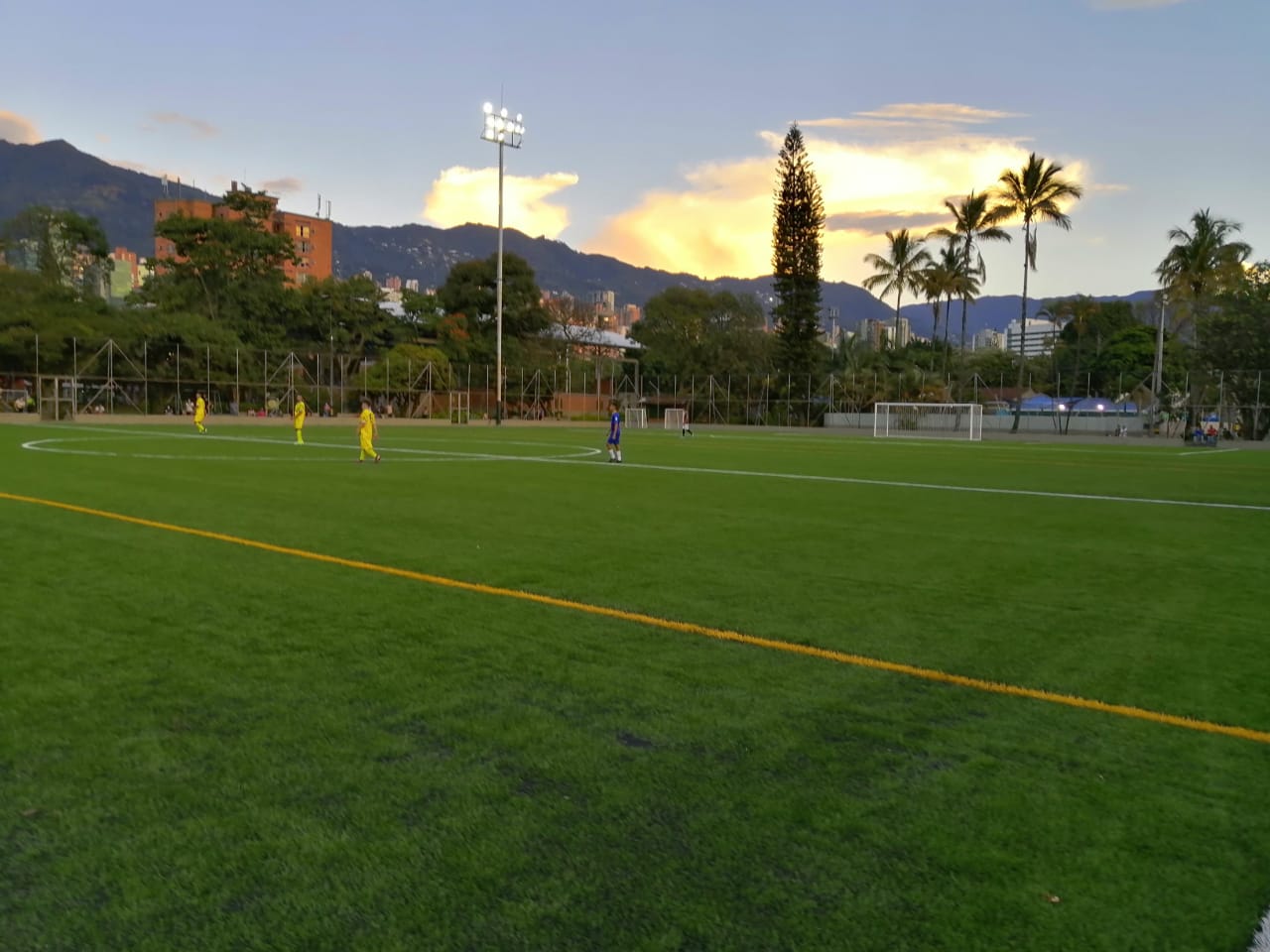 El POLI estrena nuevo gramado sintético y luminarias de su cancha de fútbol