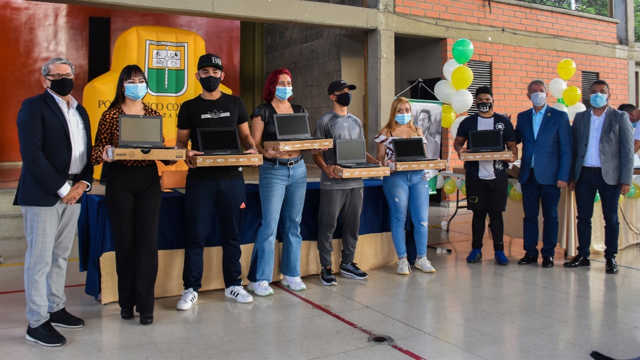 Se inició entrega de 320 computadores a estudiantes del “POLI”, gracias a la Alcaldía de Medellín