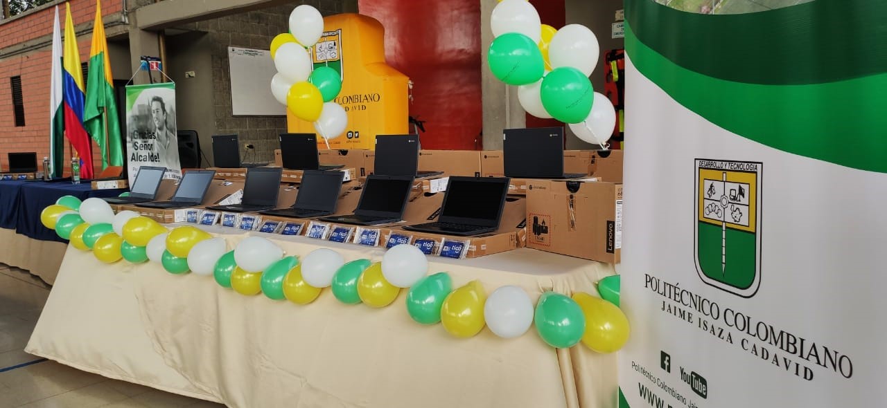 Se inició entrega de 320 computadores a estudiantes del “POLI”, gracias a la Alcaldía de Medellín