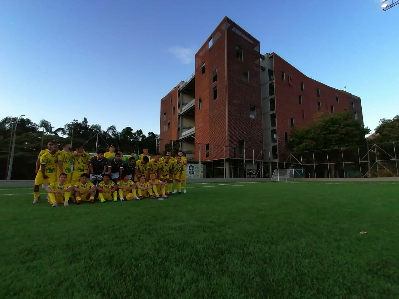 El POLI estrena nuevo gramado sintético y luminarias de su cancha de fútbol