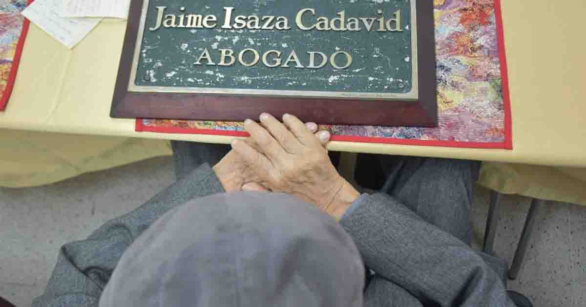 El POLI recibe en donación documentos históricos de Jaime Isaza Cadavid