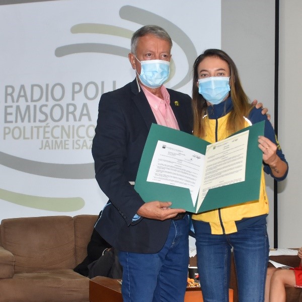 Sandra Lorena Arenas recibiendo la mención