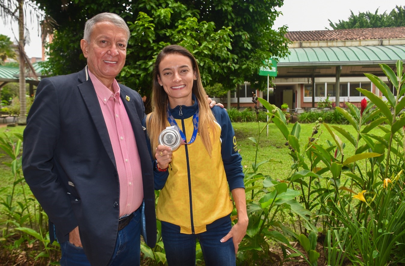 Sandra Lorena Arenas con el rector Libardo Álverez Lopera