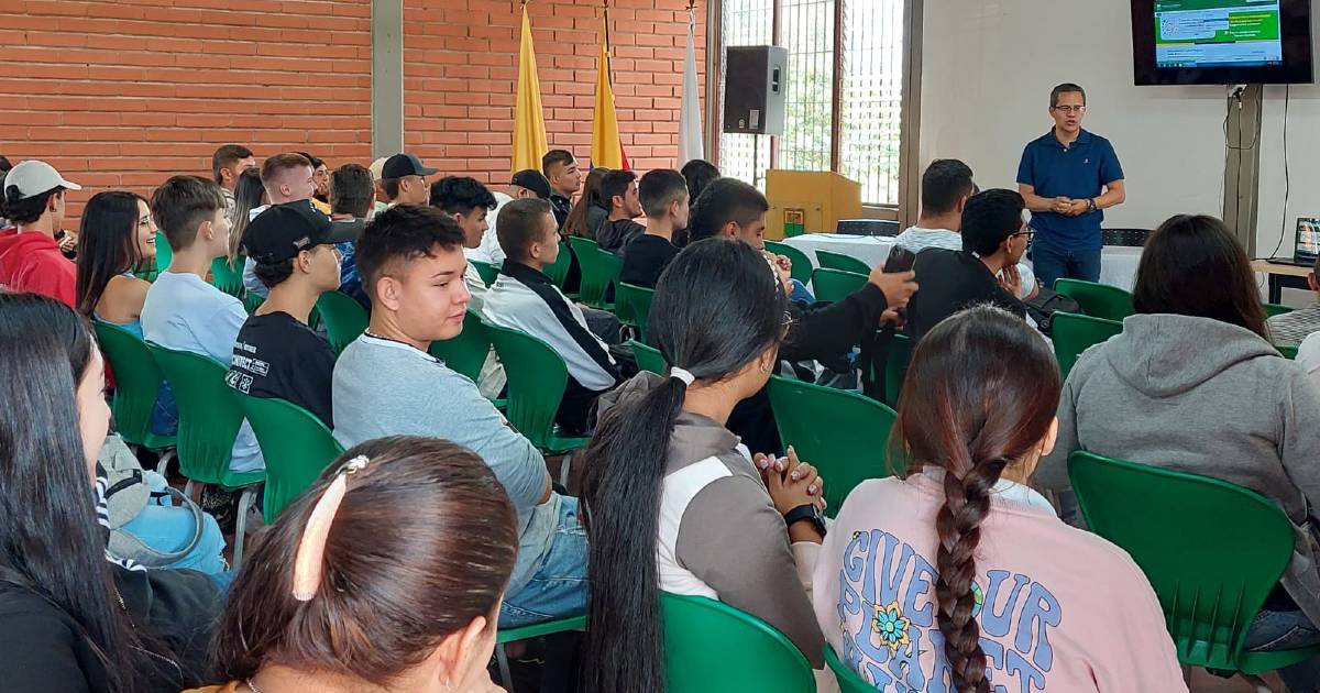 Docentes comparten su conocimiento
