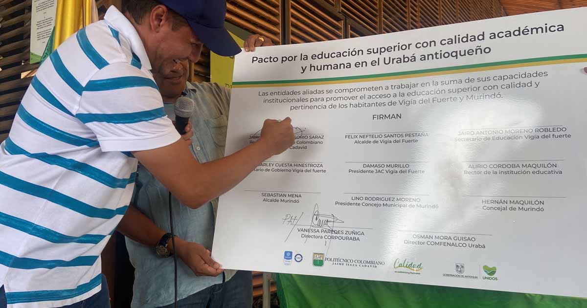 El rector firma convenio con Vigia del Fuerte