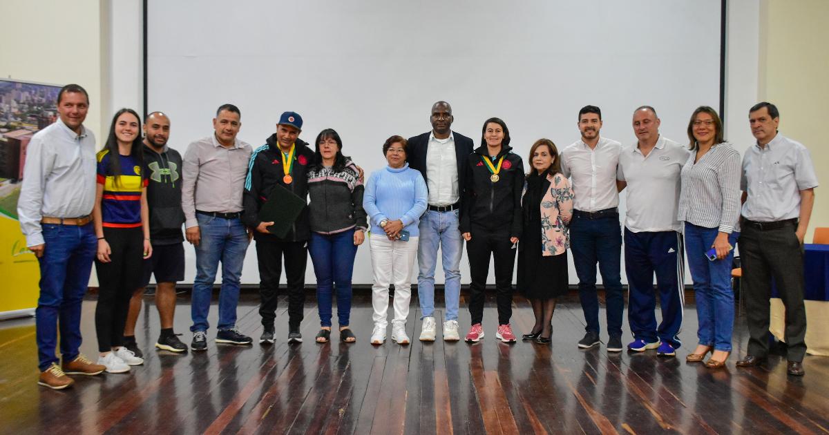 El Poli entregó escudo y medalla de oro a Carlos Alberto Paniagua y a Viviana Cardona Valencia, quienes se desempeñaron como director técnico y preparadora física de la selección Colombia Femenina de Fútbol Sub-17