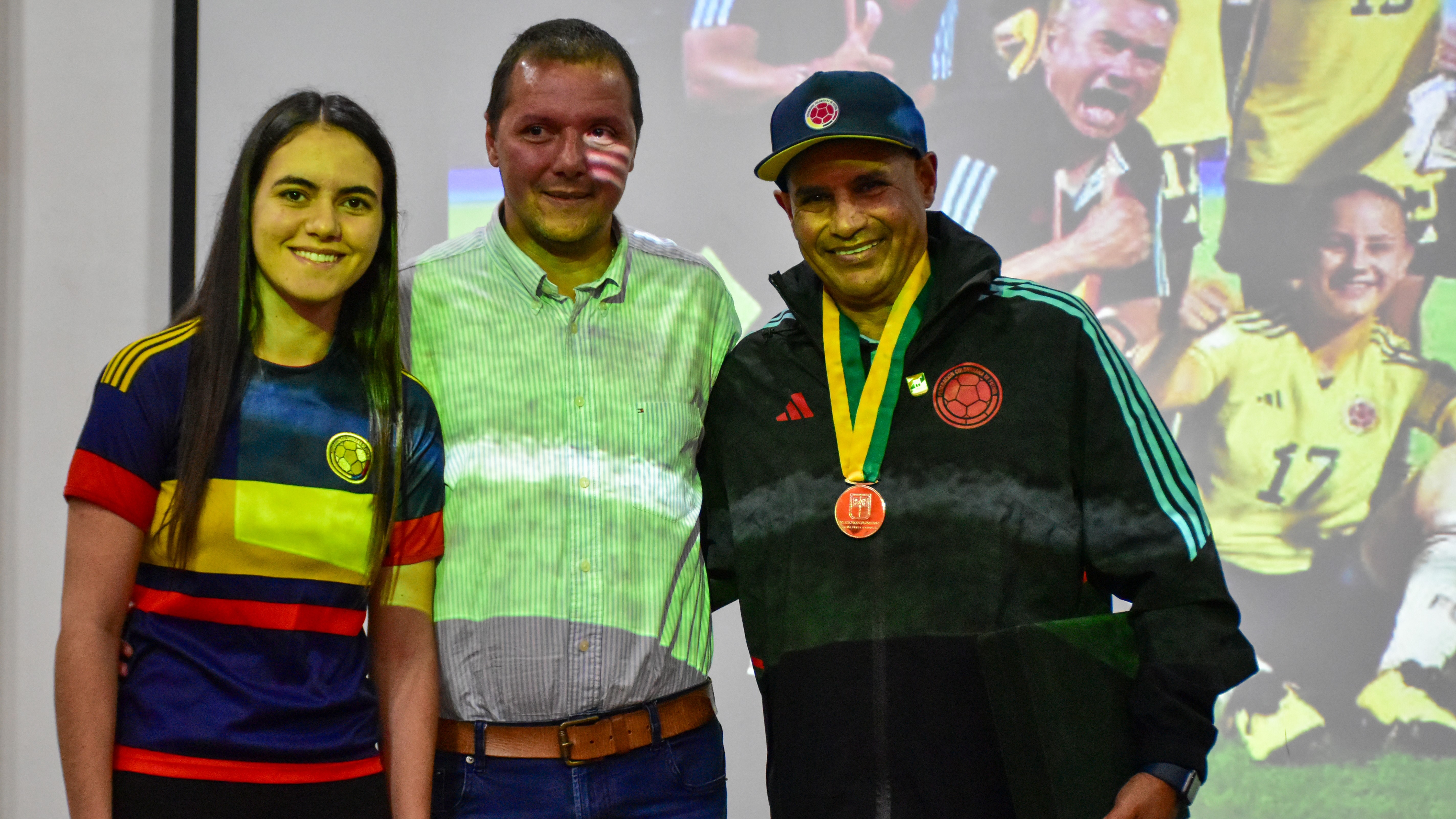 Rector con Carlos Paniagua y estudiante