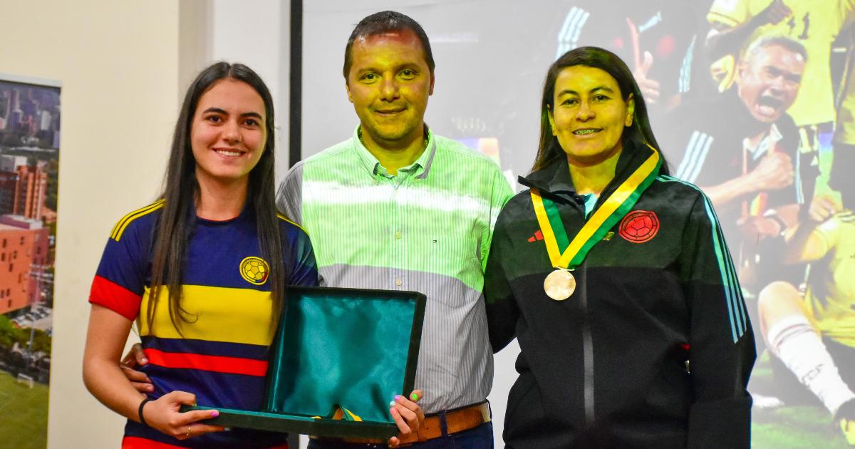 Rector con Viviana Cardona y Estudiante