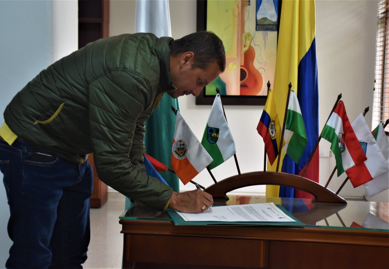 El Poli y Asogravas firman carta de intención para alianza de cooperación