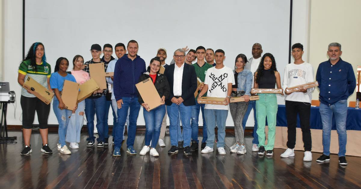 300 estudiantes del Poli se beneficiaron con la entrega de los Computadores Futuro de la Alcaldía de Medellín