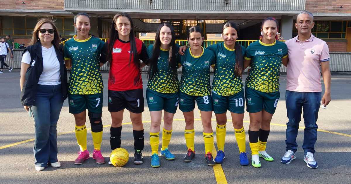 Equipo femenino de fútbol 8 de graduadas debutó en torneo amistoso