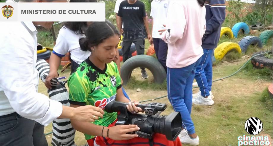 Estudiante manejando cámara