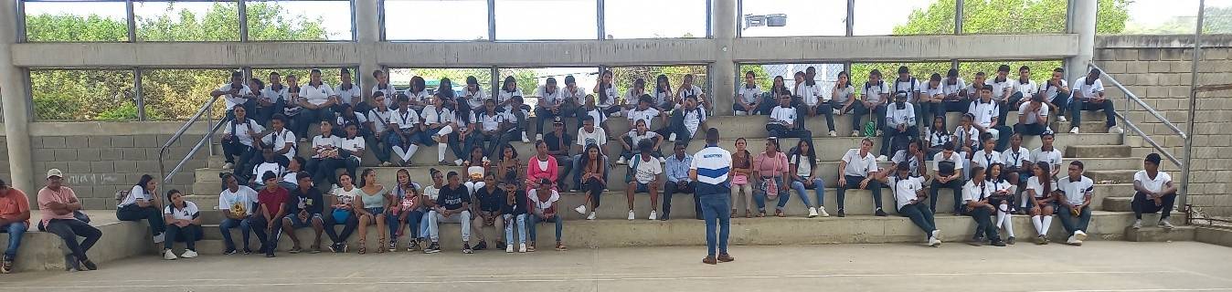 Estudiantes reunidos en el coliseo en Necoclí