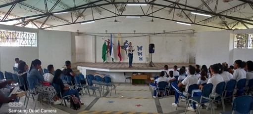 Estudiantes reunidos en el auditorio en Necoclí