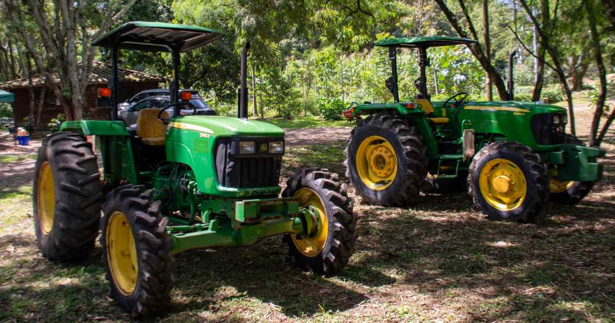 Al Laboratorio de Riegos y Maquinaria Agrícola en Bello llegan un tractor y una sembradora de grano provenientes de la Universidad Nacional