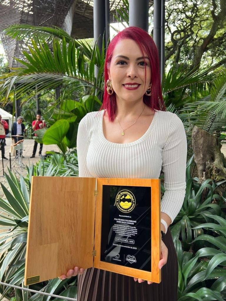 Vicerrectora Katherine con reconocimiento Ecouniversidad