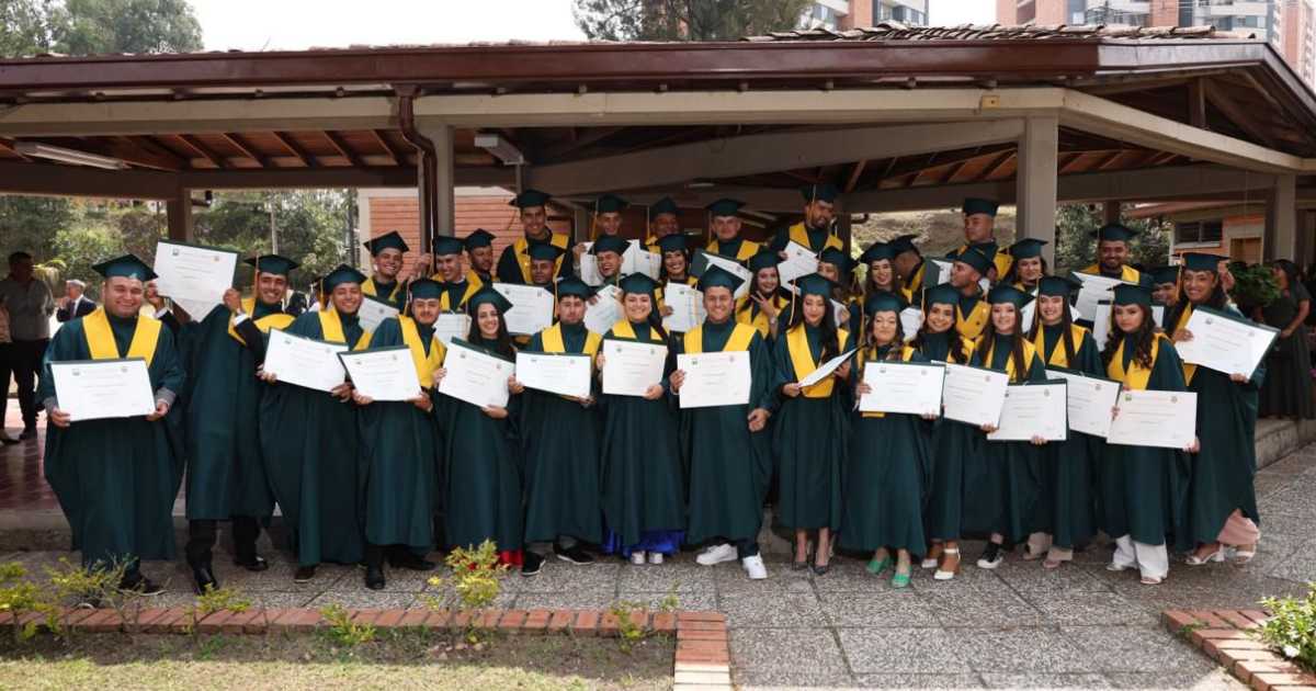 100 estudiantes se graduaron en el Centro Regional Oriente