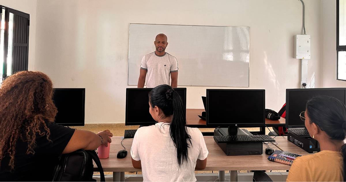 Acompañamiento a los docentes de tiempo completo en el Centro Regional Urabá