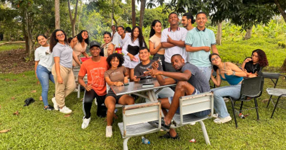 Estudiantes participando de las actividades