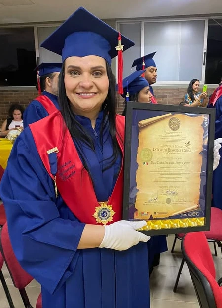 Decana Eudis recibiendo reconocimiento