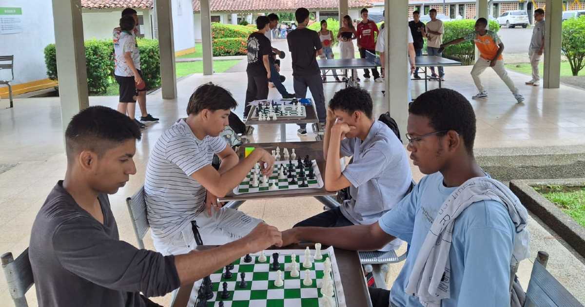 Jugando ajedrez en Centro Regional Urabá