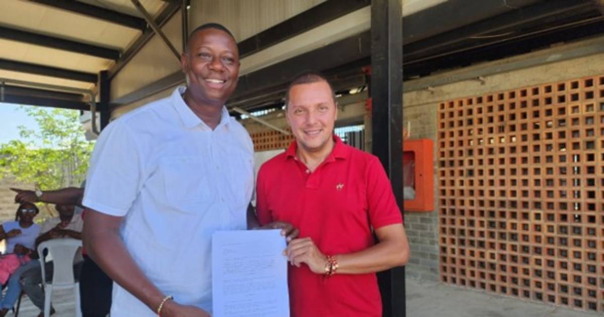 ¡Buenas noticias! El rector Jairo Alexander Osorio Saraz, recibió de la Alcaldía de Apartadó la licencia para la construcción del coliseo deportivo en el Centro Regional Urabá y entregó obras y dotaciones para la comunidad académica