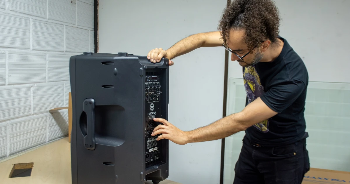 Profesor probando dotación