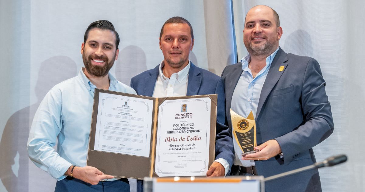 Rector recibiendo reconocimiento del Concejo de Medellín