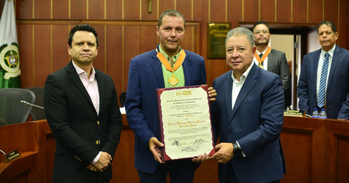 el rector recibe reconocimiento por los 60 años de historia