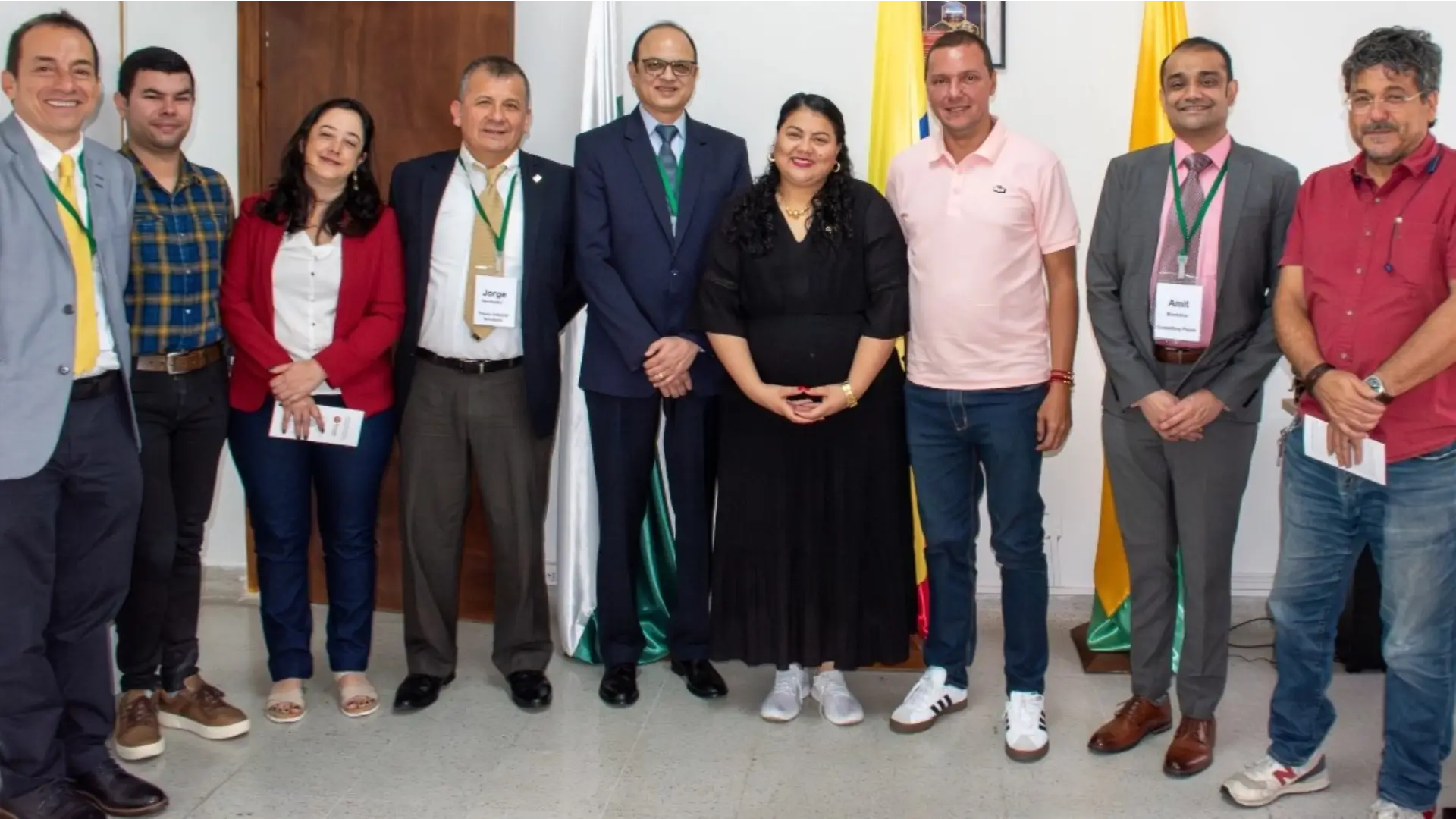 Representantes del Poli, Canadá e India