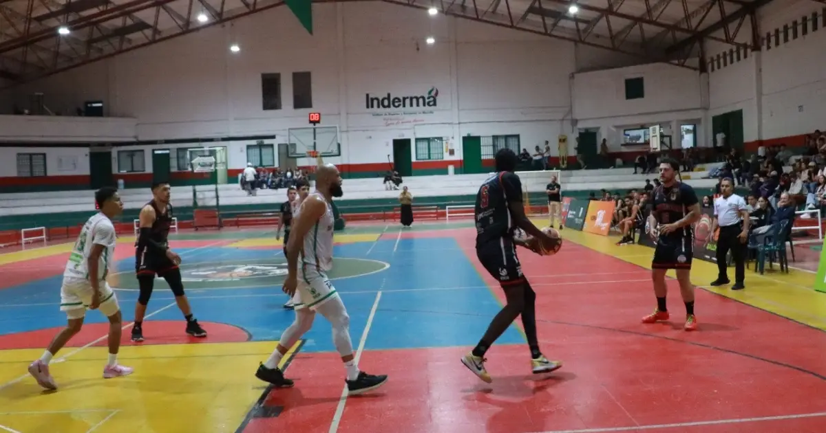 Equipo de baloncesto del Poli jugando partido