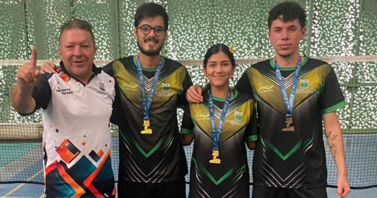 Deportistas Poli con medalla