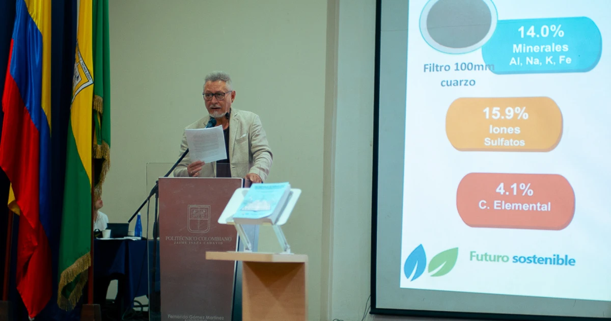 Docente presentando el evento de sostenibilidad