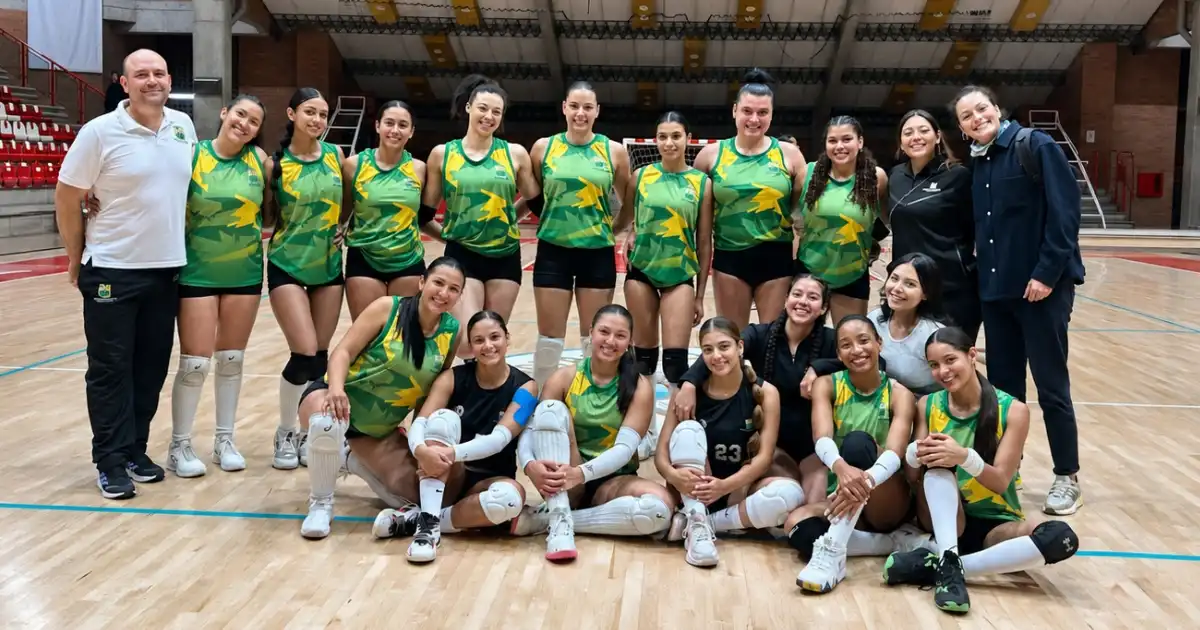 El equipo de voleibol femenino del Poli se prepara para la final nacional de los Juegos ASCUN