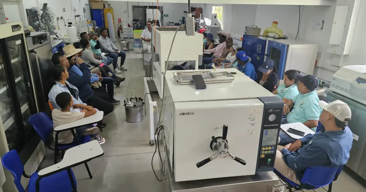 Estudiantes CRU en laboratorio