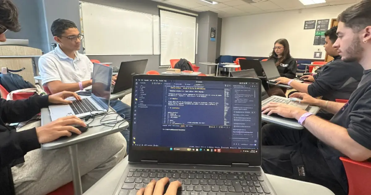 Estudiantes programando para Omegahack