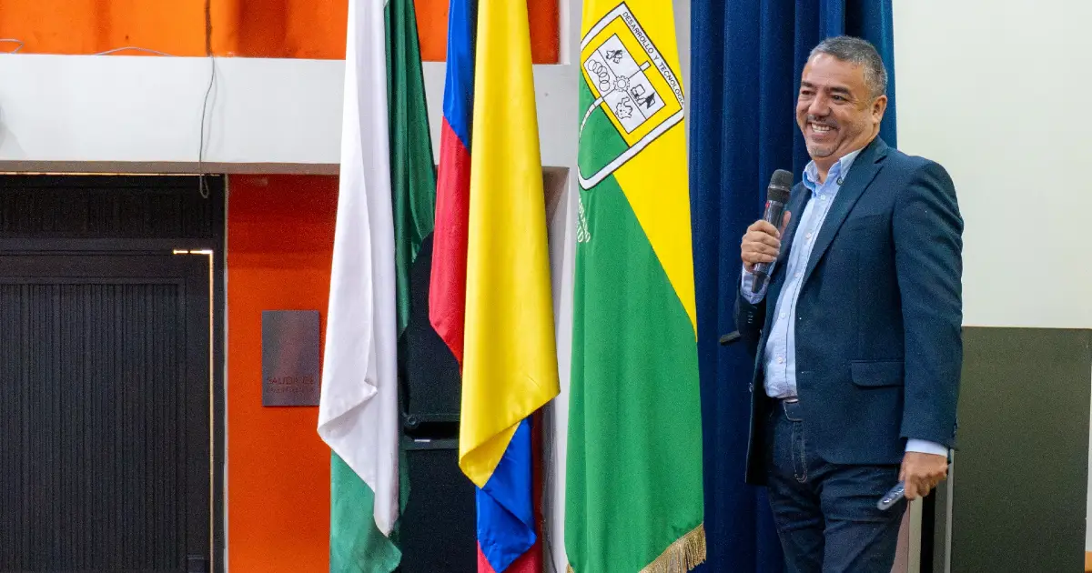 Rector Haver en el encuentro con los empleados